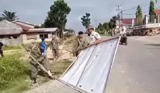 Langgar Aturan, Satpol PP Pelalawan 'Obrak Abrik' Baliho Caleg