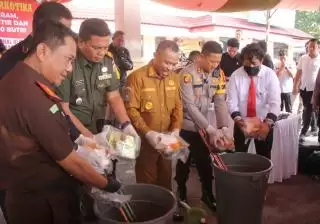 Polres Bengkalis Lebur 37,8 Kilogram Sabu, Belasan Ribu Extasi dan Happy Five