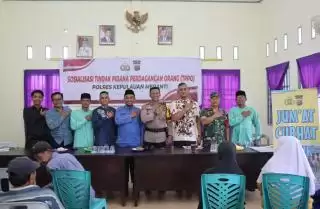 'Jumat Curhat', Polres Ajak Warga Desa Alahair Timur Bersama Cipko dan Cegah TPPO