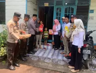 Sobat Kamis Barokah' Polsek Merbau Bantu Asupan Gizi Dua Balita Stunting
