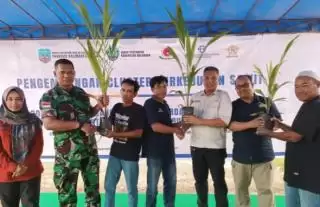 Petani Mandiri Tanjung Agung Sumringah Dapat Bantuan Bibit Sawit Dari PKN