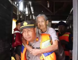 Kapolsek Pangkalan Kerinci Gendong Lansia Rumah Terendam Banjir