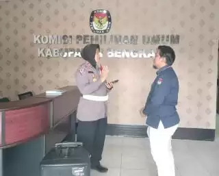 Biar Aman, AKP Mulyana Seru Pasang Alat Peraga Kampanye Tak Ganggu Ranmor