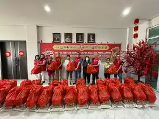 114 Paket Sembako Dibagikan untuk Warga Tionghoa Prasejahtera di Pekanbaru