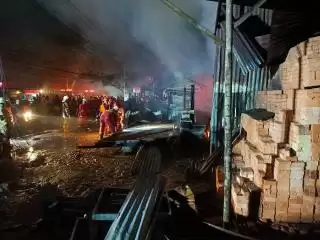 Dua Kios Hangus Gara-gara Pertamini Tersambar Petir, Pemilik Alami Luka Bakar