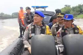 Pastikan Transportasi Air Aman, Kapolda Riau Lakukan Patroli di Sungai Siak