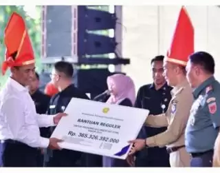 Lulusan SMA Sumringah di Sulsel Terima Beasiswa Pengembangan SDM Sawit dari Kementan RI