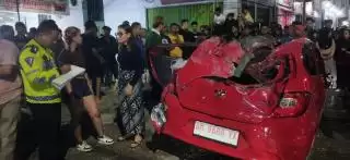 Brio Merah Dikendarai Wanita Cantik Ringsek Tabrakan dengan Truk Molen