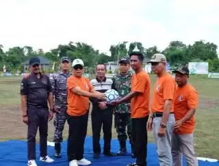 Buka Turnamen Sepakbola Karang Taruna Desa Banglas, H Asmar Bantu Rp40 Juta