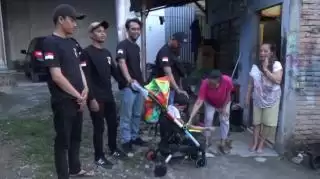 Nenek Aska Menangis Haru Terima Bantuan Kursi Roda dari Ketua Yayasan Subur Mandiri
