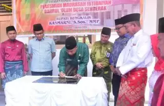 Madrasah Ibtidaiyah Bahrul Ulum Diresmikan, Kasmarni: Mari Majukan Kembangkan Pendidikan Agama