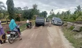 Jalan Poros Utama Bantan Rusak Minta Perhatian dari PUPR Bengkalis