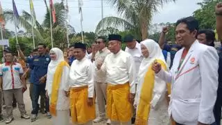 Nasarudin-Abu Bakar Naik Becak Dikawal Ribuan Massa Daftar ke KPU Pelalawan