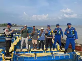 CS Satpolairud Polres Kepulauan Meranti, Berbagi Paket Sembako ke Nelayan Sialang Pasung