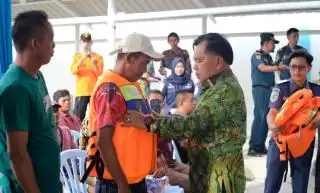 Kampanye Keselamatan Pelayaran Pembagian Life Jacket, Ini Asa H Asmar