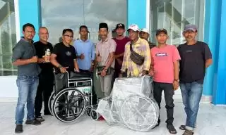 Tim Sahabat H Asmar Serahkan Bantuan Dua Kursi Roda ke Becak Ojek Terminal