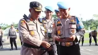 Propam Polda dan Polres Kepulauan Meranti Bagikan Buku Saku Netralitas Anggota