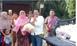 Anton-Poti Beri Bantuan Sembako ke Korban Banjir Bandang di Mahato Cindur Jaya