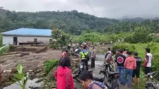 Polisi Dan Warga Cari Korban Hilang Banjir Bandang di Martelu
