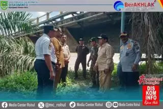 Bupati Rohul Tinjau Kondisi Tiang Penyangga Jembatan Sungai Rokan Ujung Batu Nyaris Ambruk