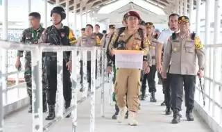 Polisi Kawal Ketat Hasil Rapat Pleno KPU Kepulauan Meranti ke KPU Provinsi Riau