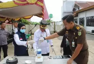 Kejari Inhu Musnahkan Barang Bukti Dari Total 16 Perkara