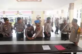 Jelang Perayaan Nataru, Kapolres Singgih Cek Senjata Api Personel