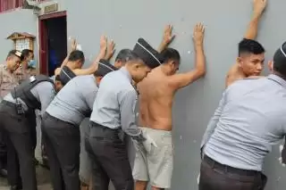 Kamar Hunian Rutan Kelas IIB Rengat Digeledah Penghuni Dites Urine