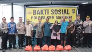 Polres Kepulauan Meranti Peduli Bagikan Paket Sembako ke Warga