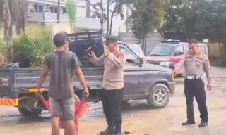 Polsek Mandau Tertibkan Warga Diduga Pungli di Jalan Rusak
