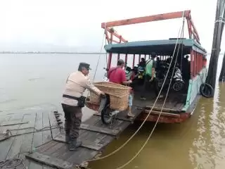 Pantau Arus Penumpang di Pelabuhan Kempang, Polsek Rangbar Pastikan Perayaan Imlek Aman