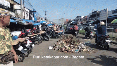 Ganggu Arus Lalu Lintas, Ragam Sampah Menumpuk di Tengah Ruas Jalan Jenderal Sudirman Duri