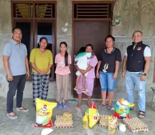 Minggu Kasih' Satreskoba Polres Kuansing Bagikan Sembako ke Warga
