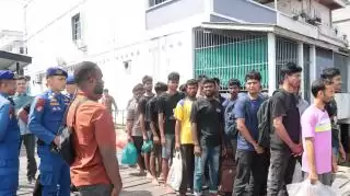 Pol Airud Kepulauan Meranti Kawal Pemindahan 20 WNA Asal Bangladesh ke Rudenim Pekanbaru