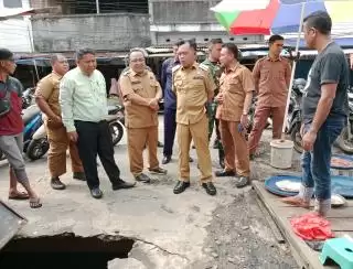 Tinjau Jalan Sungai Juling Ambruk, Bupati Kepulauan Meranti Instruksikan Perbaikan Sementara