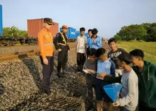 Demi Keselamatan, KAI Imbau Masyarakat Tidak Melakukan Aktivitas Ngabuburit di Jalur KA