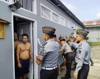 Rutan Rengat Gelar Giat Rutin Geledah Kamar WB dan Lakukan Tes Urine