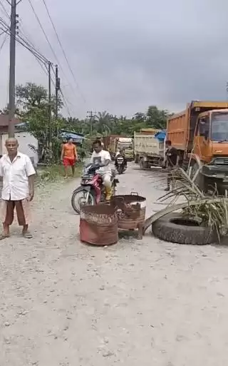 Rusak Tak Kunjung Diperbaiki, Warga Selesai Langkat Blokade