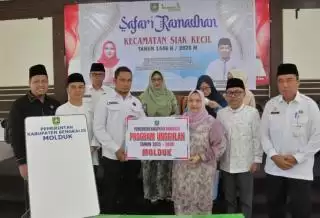 Di Kecamatan Siak Kecil Bupati Bengkalis Serahkan Perangkat Molduk Portable