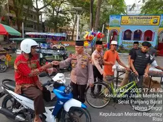 Bulan Penuh Berkah, Satresnarkoba Polres Meranti Berbagi Takjil Ke Masyarakat