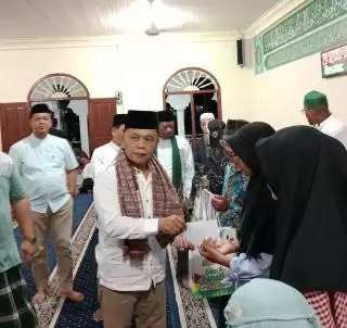 Safari Ramadhan di Desa Banglas, H Asmar Serahkan Bansos ke Dhuafa dan Anak Yatim