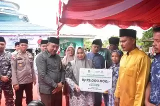 Di Pulau Destinasi Wisata Kasmarni Safari Ramadhan Serahkan Ragam Bansos