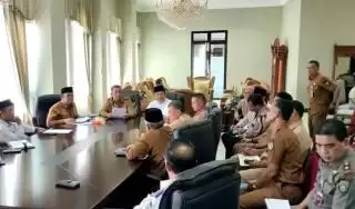 Bupati dan Wabup Rohul Meriahkan Pawai Takbir Keliling Idul Fitri Dengan Tradisi Lampu Colok