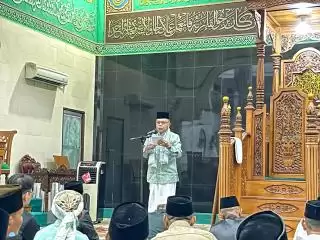 Bupati Kepulauan Meranti Laksanakan Salat Idul Fitri 1446 H di Masjid Agung Darul Ulum