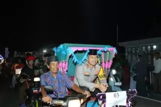 Pakai Becak, Kapolres Inhu Pantau Kelancaran Pawai Takbir Keliling