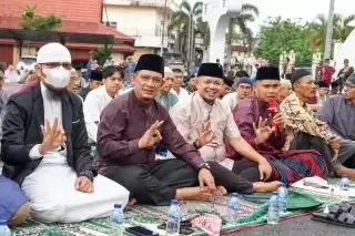 Salat Idul Fitri 1446 H di Halaman Kantor Camat, Riki R: Kita Semua Jadi Pribadi Lebih Baik di Masa Datang