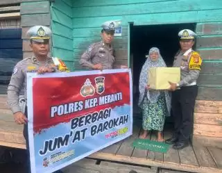 Satlantas Polres Kepulauam Meranti Bagikan Sembako ke Warga Selatpanjang di Jumat Berkah