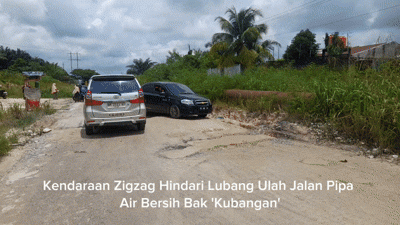 Kendaraan Zigzag Hindari Lubang Ulah Jalan Pipa Air Bersih Bak 'Kubangan'
