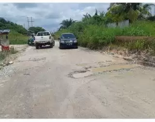 Kendaraan Zigzag Hindari Lubang Ulah Jalan Pipa Air Bersih Rusak Berat Bak 'Kubangan'