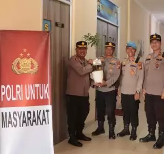 Wakapolres Kepulauan Meranti Beri Kado Bibit Pohon ke Personel Berulang Tahun